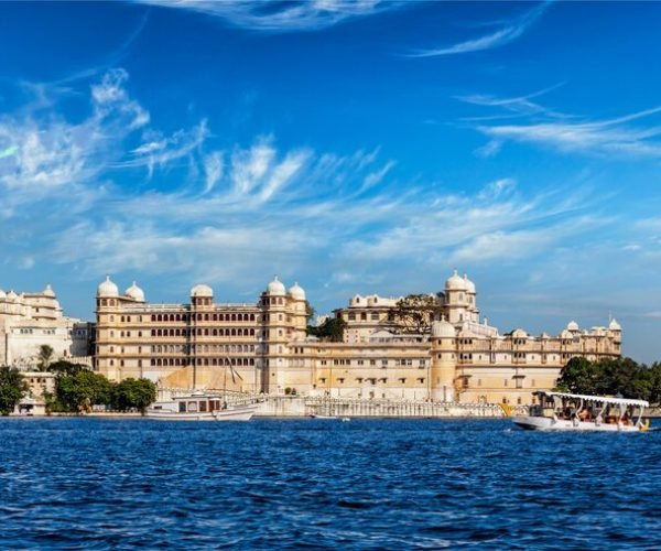 city-palace-view-from-lake-udaipur-rajasthan-india_163782-2567